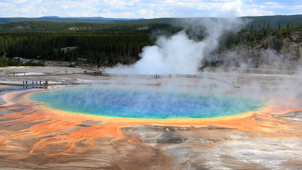 Após invadir o Parque Nacional de Yellowstone, mulher cai em fonte e sofre graves queimaduras