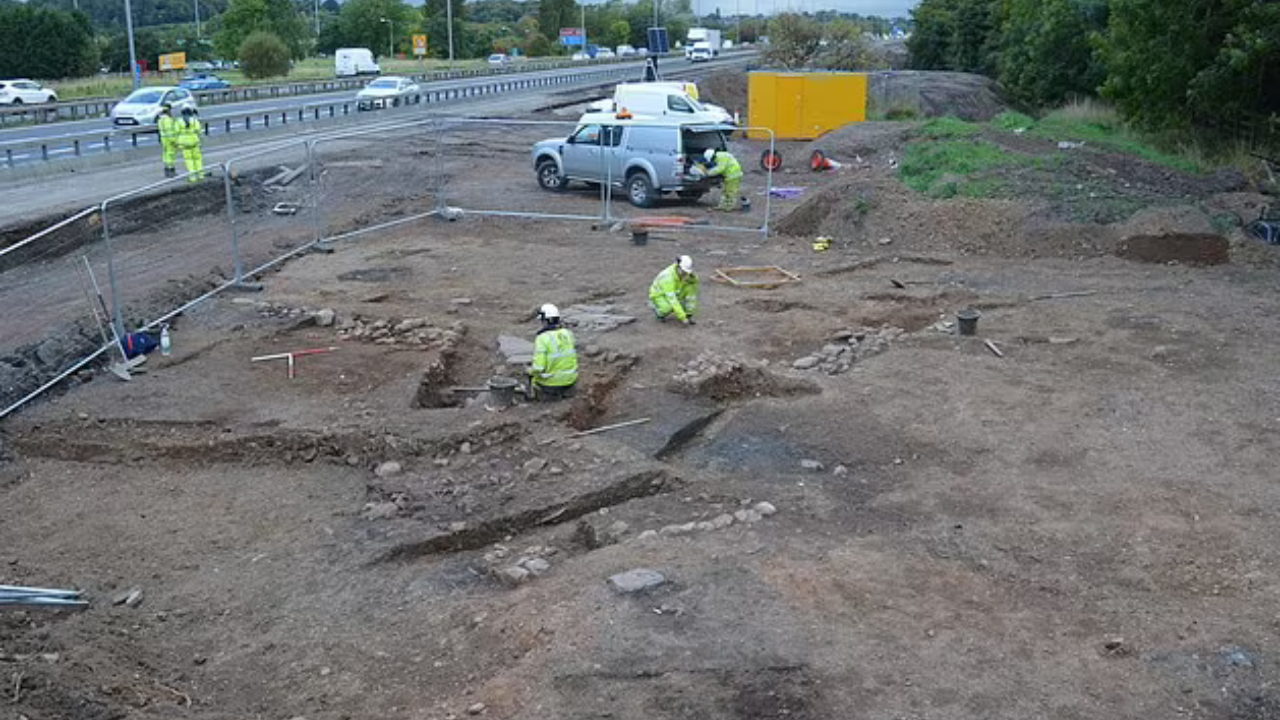 Ruínas de vila medieval são descobertas ao lado de rodovia na Escócia