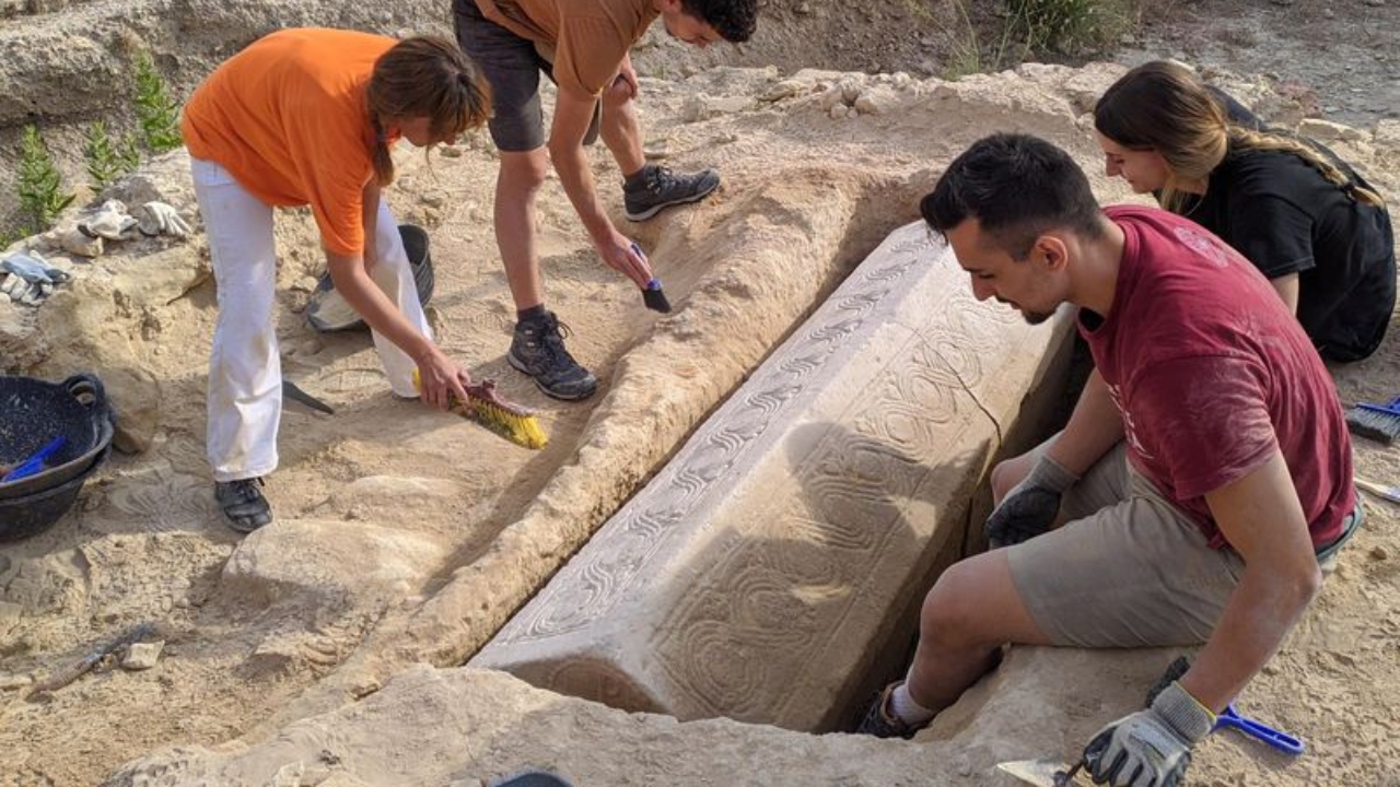 “Descoberta espetacular”: Sarcófago do século 6 é descoberto em vila romana na Espanha