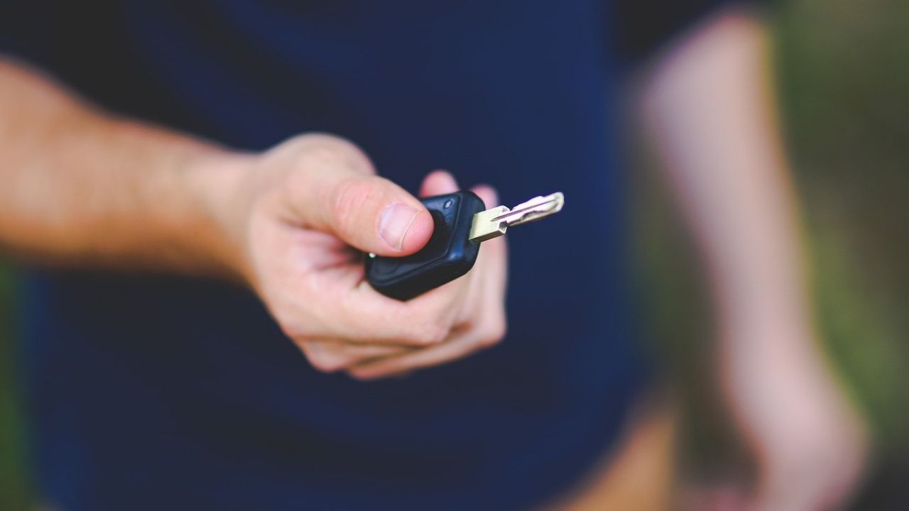 Turista morre sufocado após engolir chave do carro em supermercado na Espanha