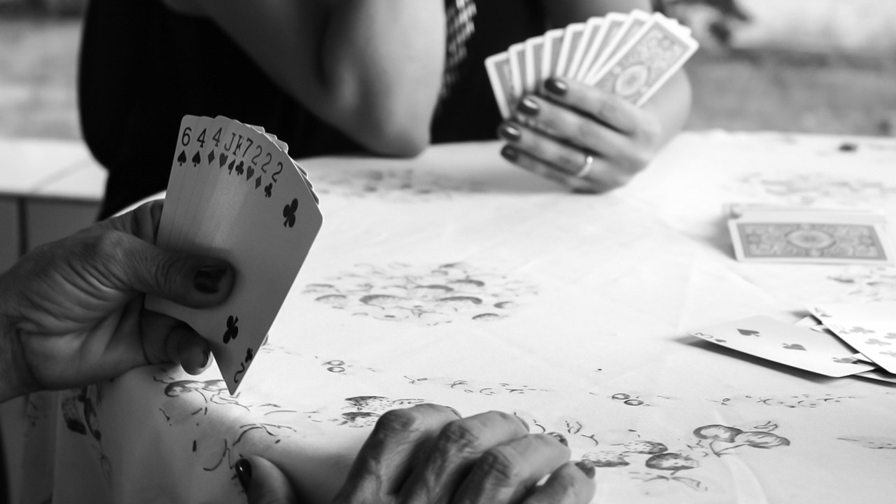Idosa morre de Covid após contrair doença em jogo de cartas