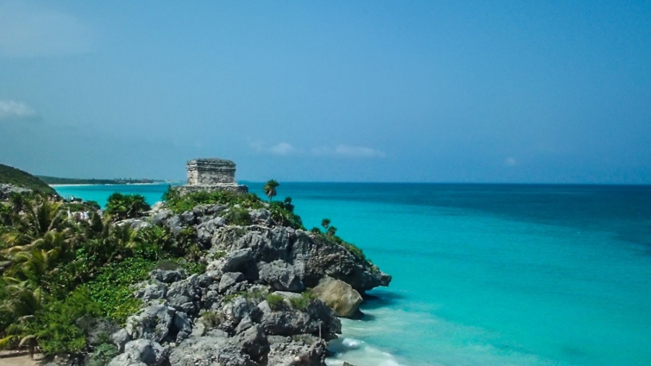 Barco à deriva é encontrado com 20 cadáveres no Caribe