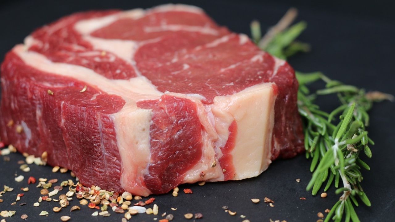 Supermercado tranca geladeira de carnes com corrente e cadeado