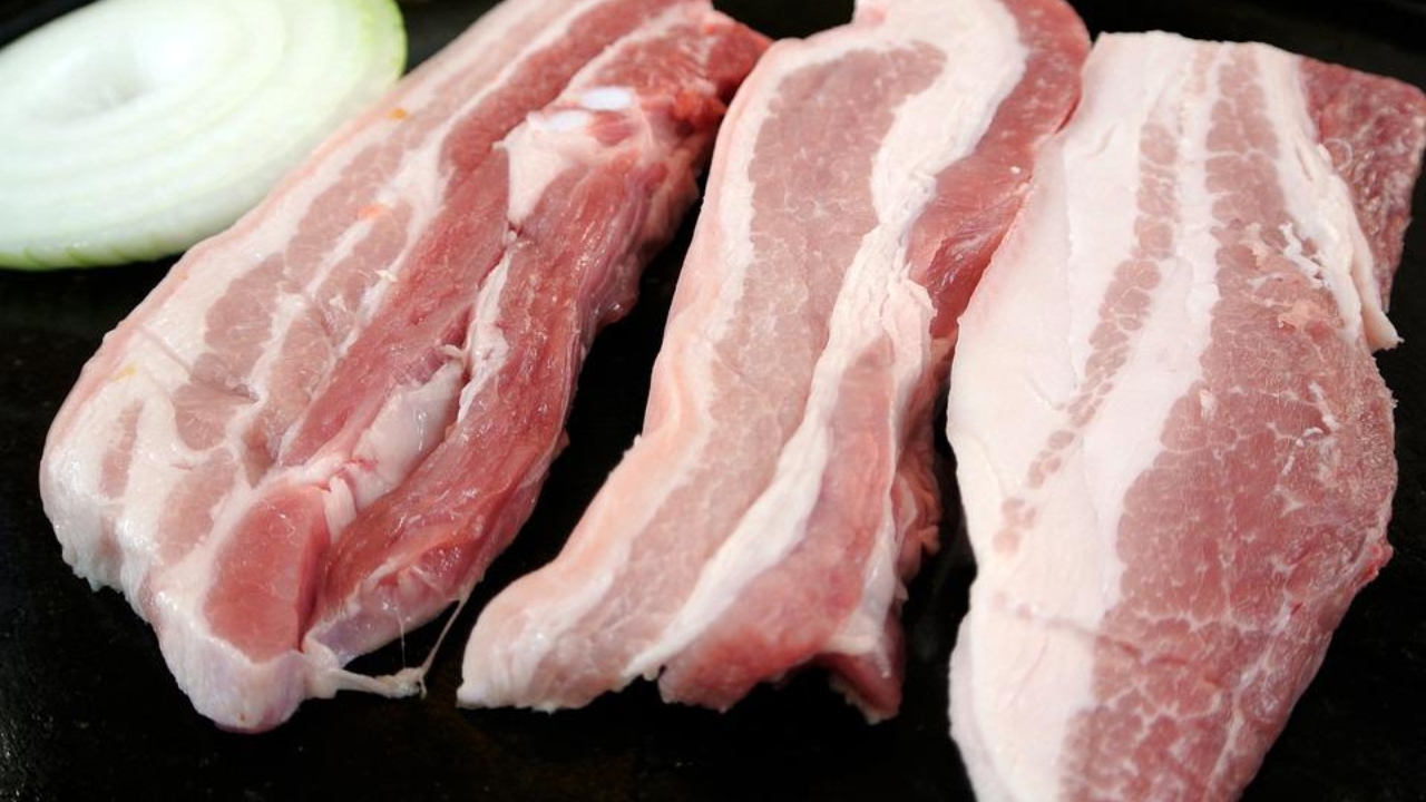 Homem corta os testículos enquanto sonhava que cortava carne