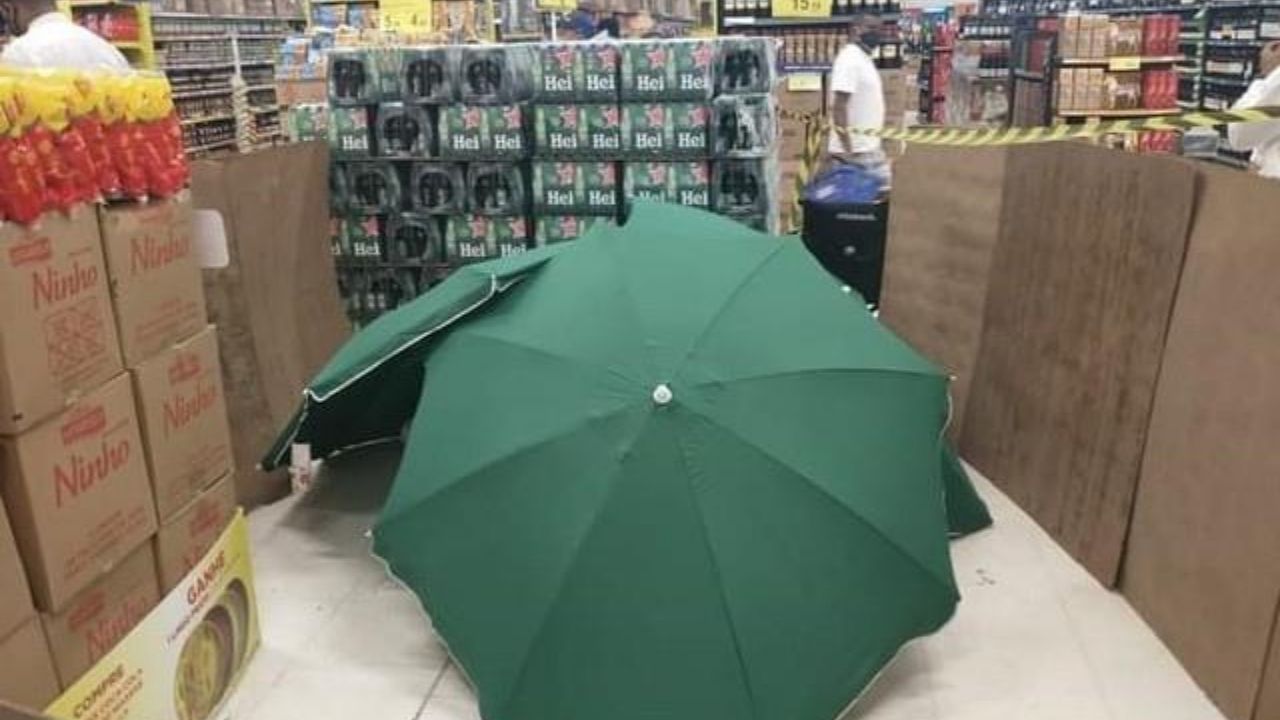Funcionário morre em supermercado no Recife e corpo é coberto por guarda-sóis