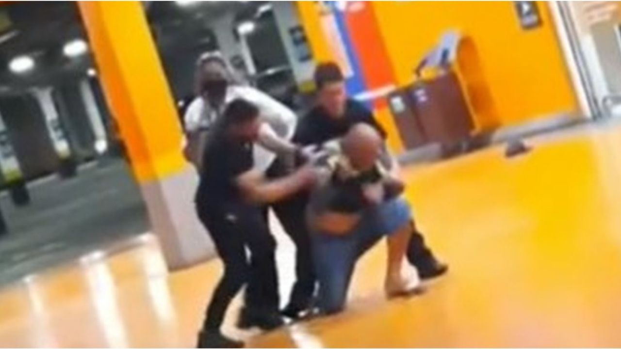 Homem negro morre após ser espancado em unidade do supermercado Carrefour