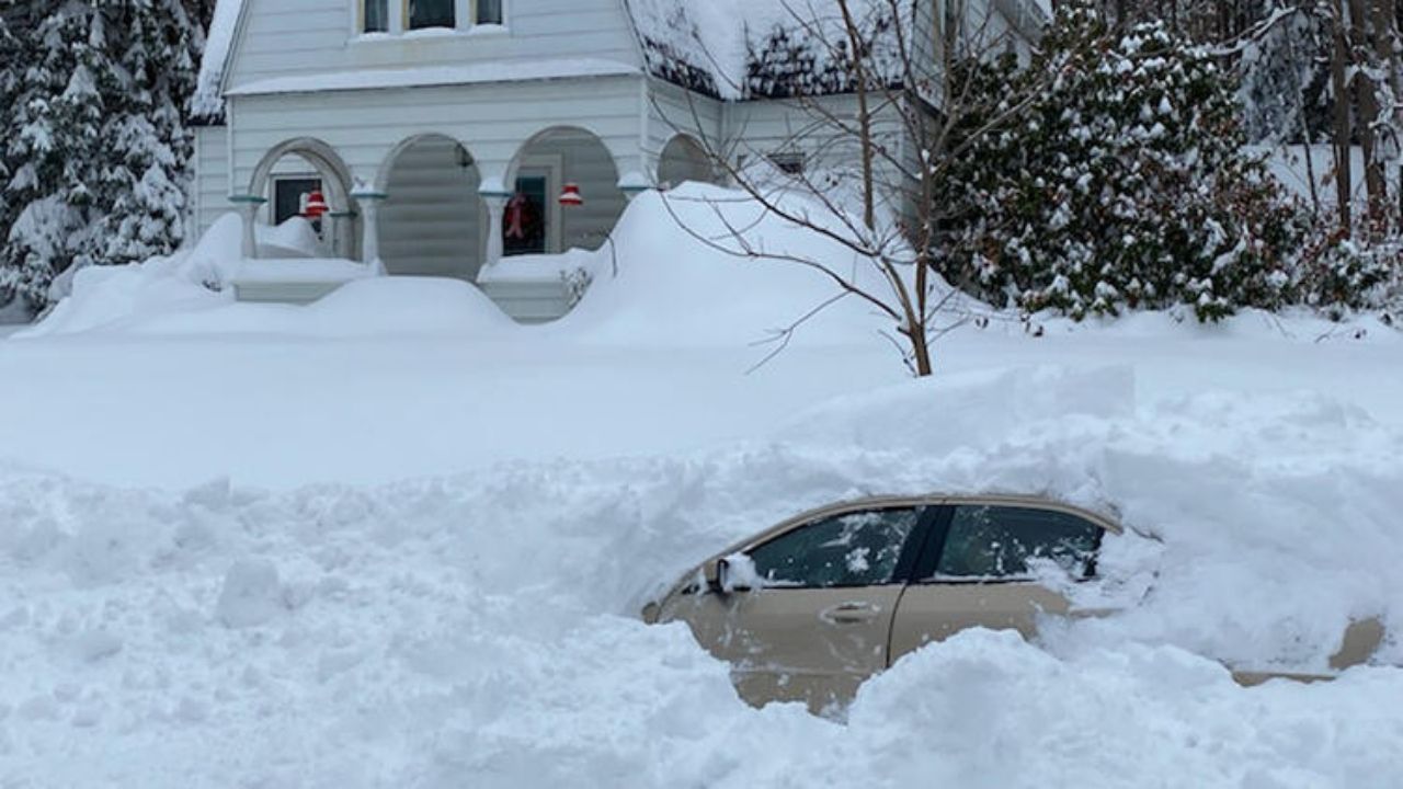 EUA: Após 10 horas preso, homem é resgatado de carro coberto por neve