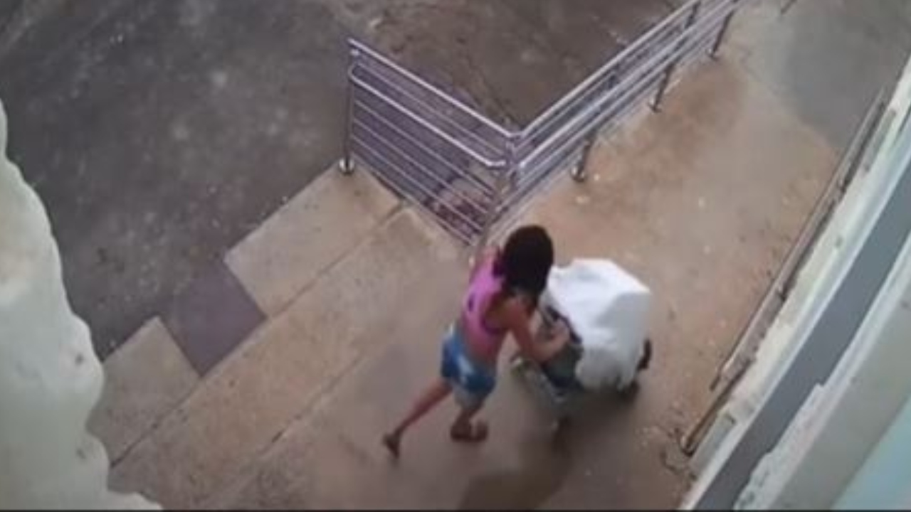 Mulher rouba cofre de igreja e o esconde em carrinho de bebê