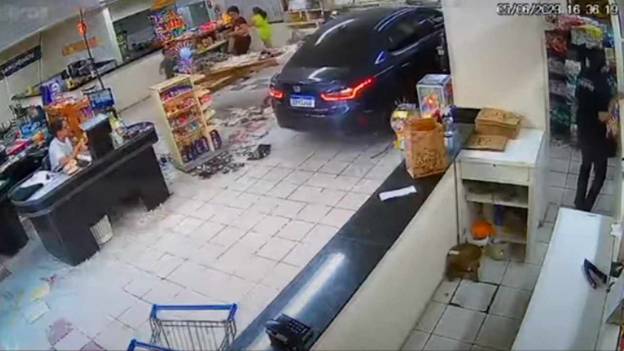 Carro invade padaria após idosa confundir pedais do veículo