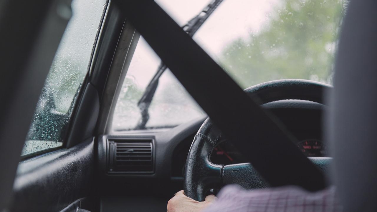 Após ser esquecida por 7 horas em carro, criança de 2 anos morre