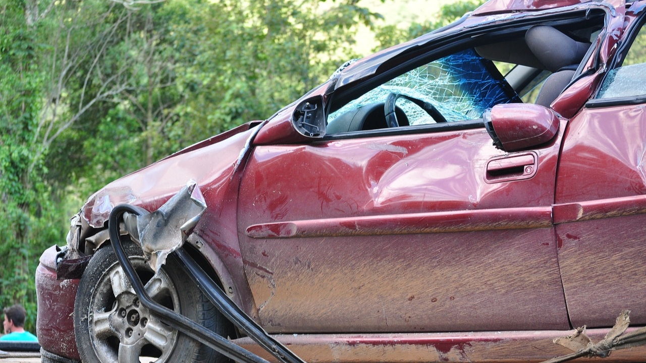 Enfermeiro rouba carro, passa por acidente grave e é acudido pelo proprietário do veículo