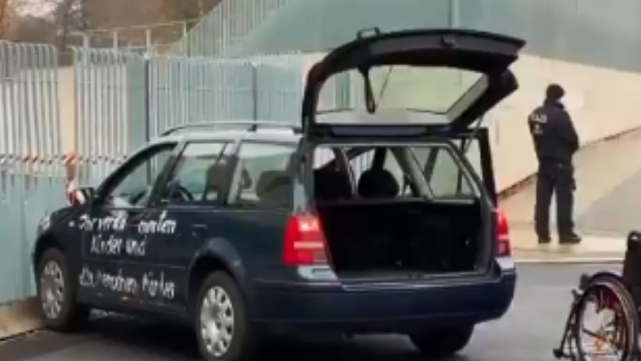 Veículo colide no portão do escritório de Angela Merkel em Berlim e motorista está sob custódia