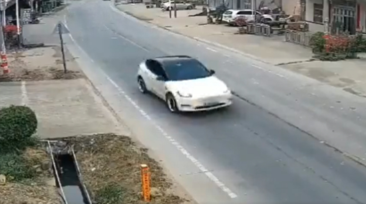 Carro da Tesla perde o controle e gera 2 mortes na China