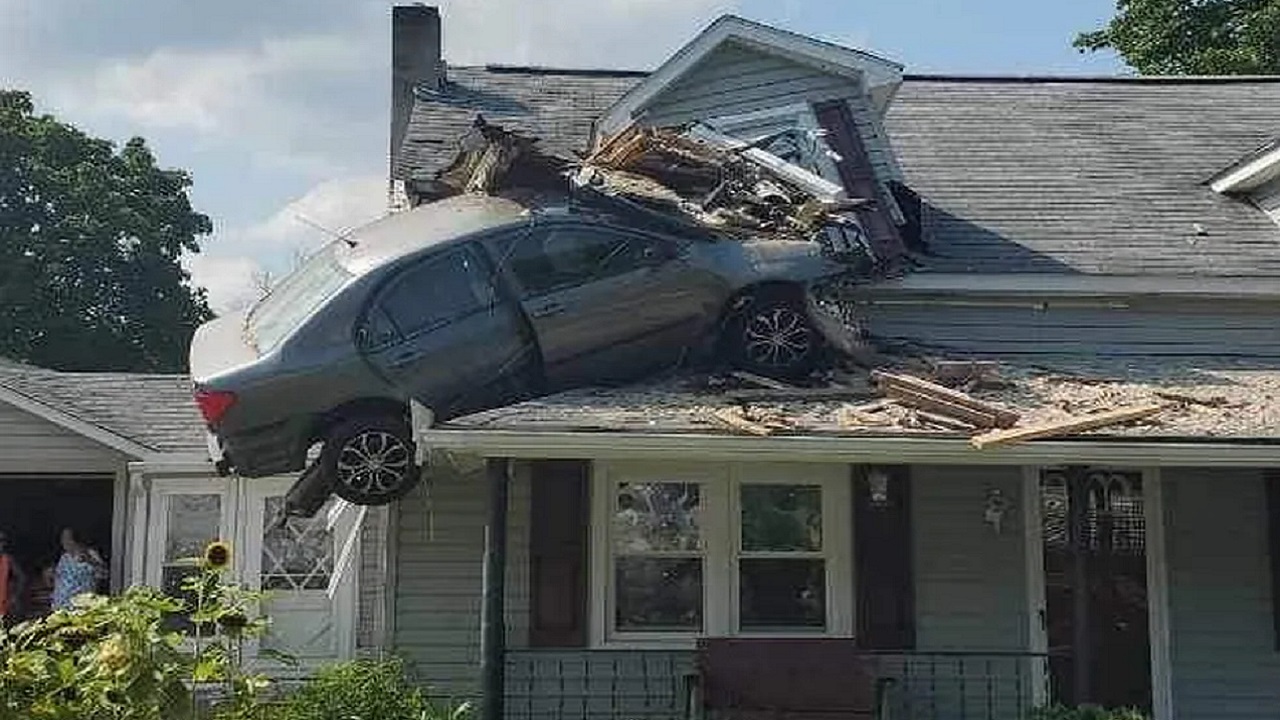 Carro ‘decola’ e atinge segundo andar de casa nos Estados Unidos
