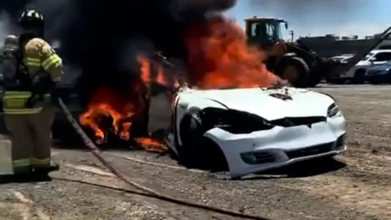 Carro da Tesla pega fogo na Califórnia depois de ficar parado em ferro-velho
