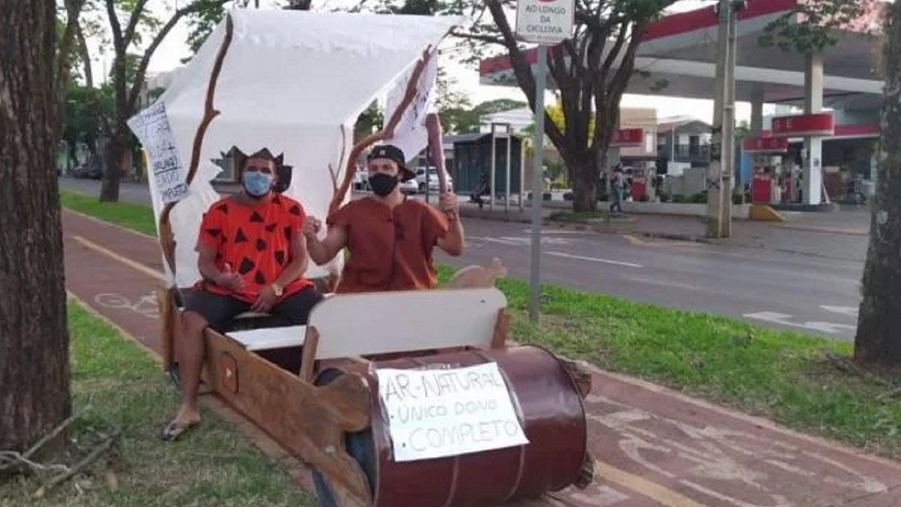 Em carro de ‘Os Flintstones’, professor protesta contra preço dos combustíveis