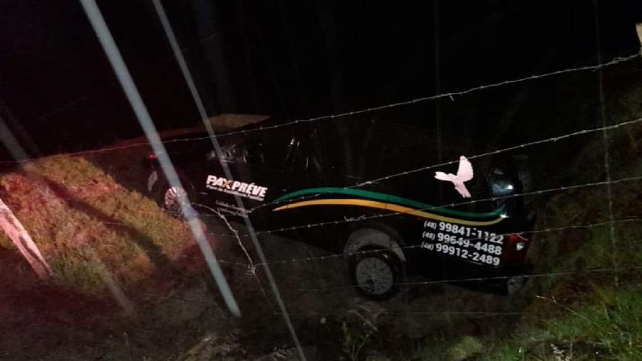 Após furtar carro funerário que transportava corpo, homem sofre acidente em Santa Catarina