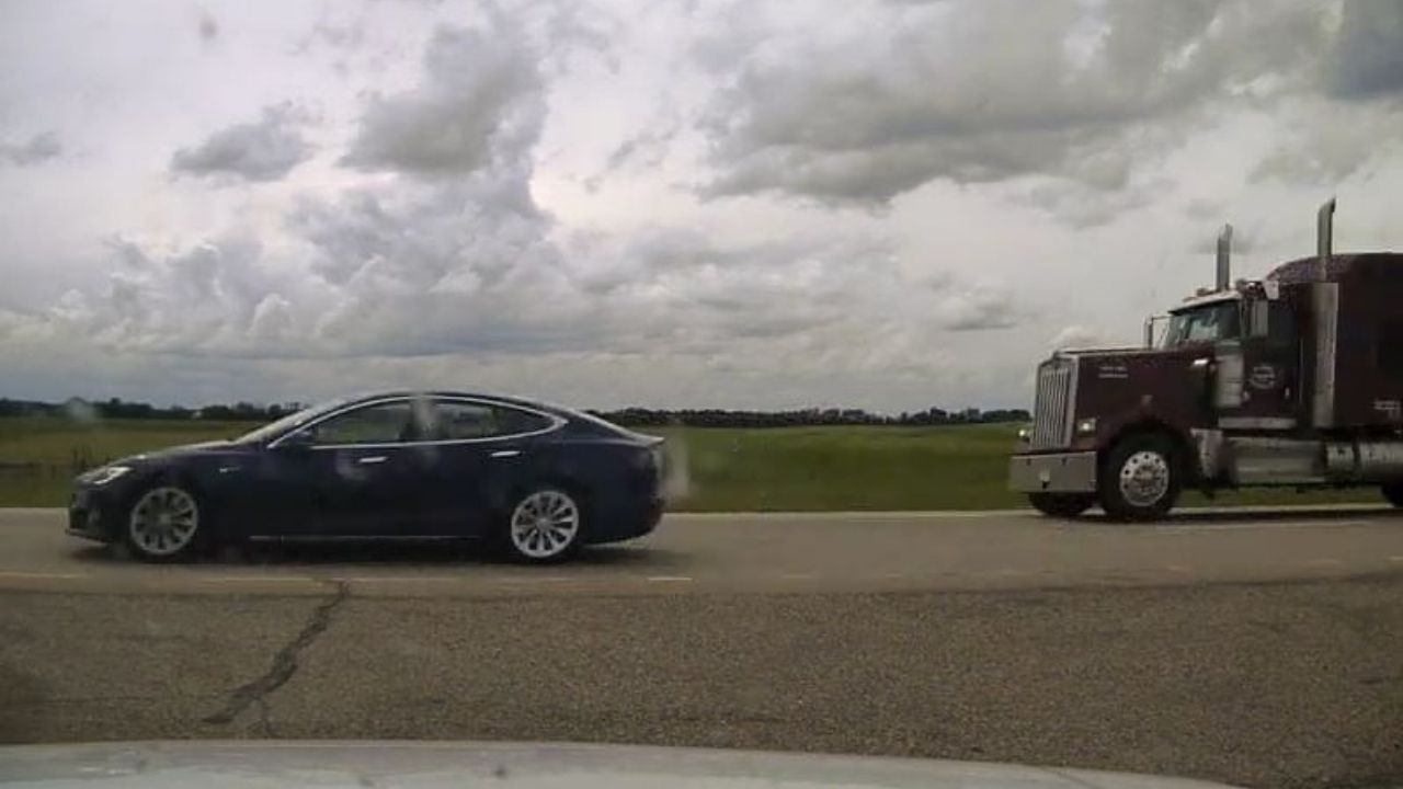 No Canadá, homem é encontrado dormindo ao volante em carro automático à 150km/h