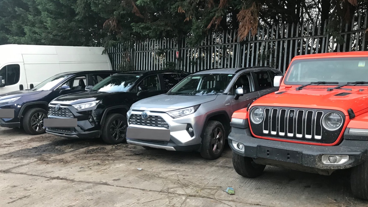 Inglaterra: Polícia encontra carros de luxo roubados em contêineres