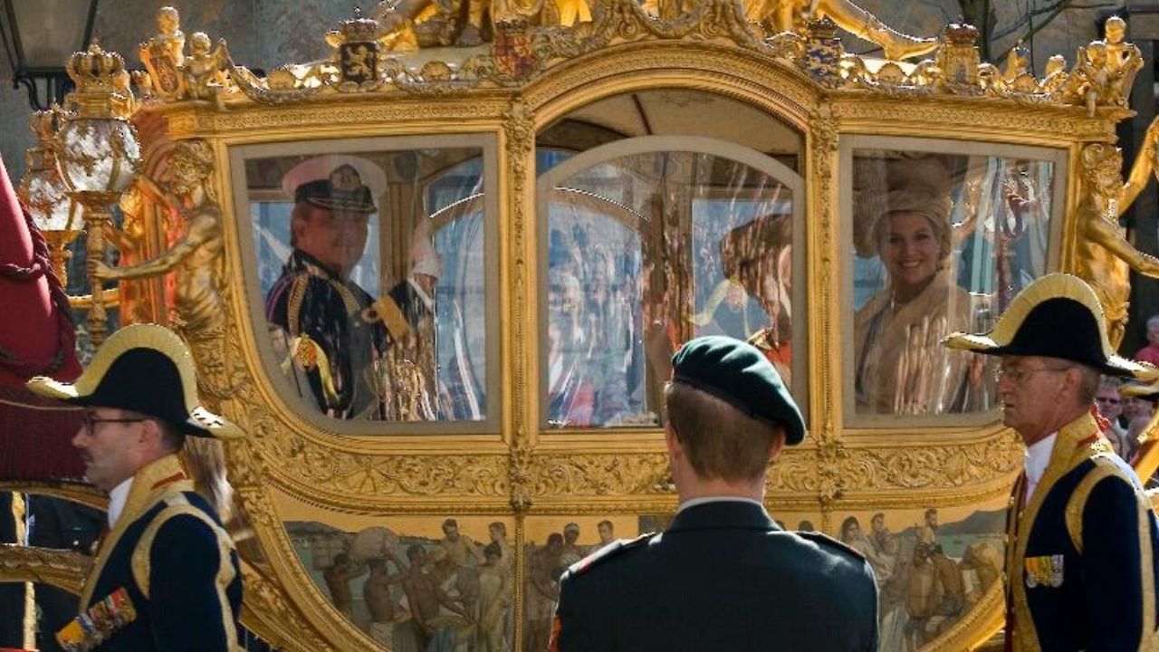 Rei da Holanda considera parar de andar em carruagem com tema colonial
