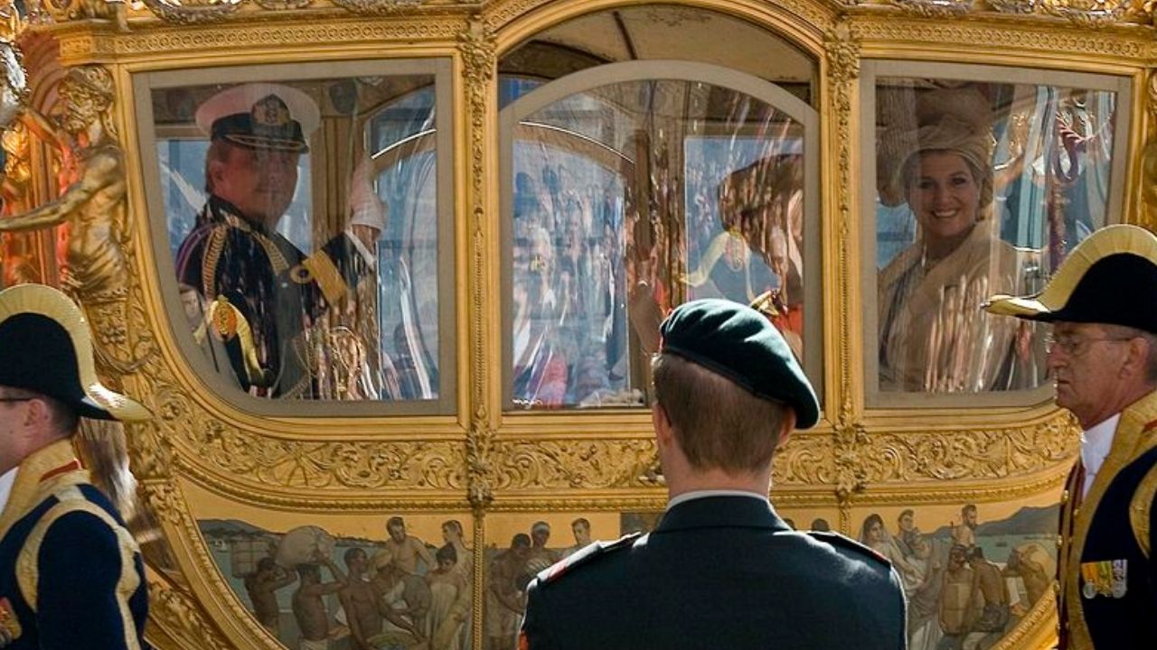 Rei da Holanda aposenta carruagem com ilustração de escravos