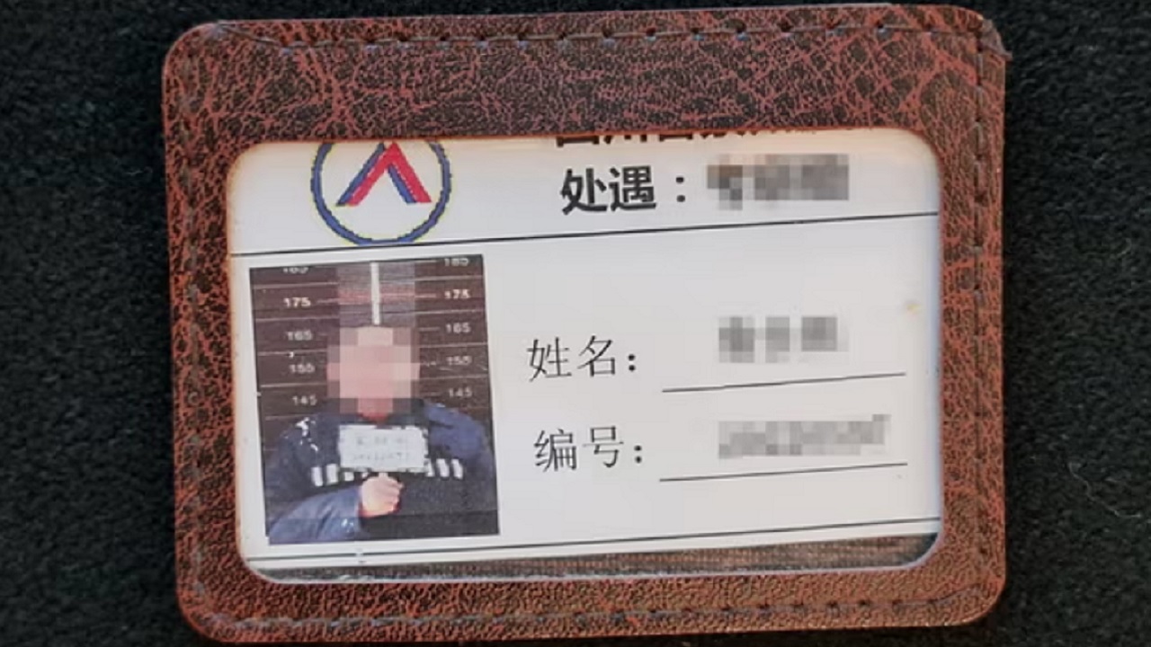 Cartão de identidade de prisioneiro chinês é encontrado em forro de casaco