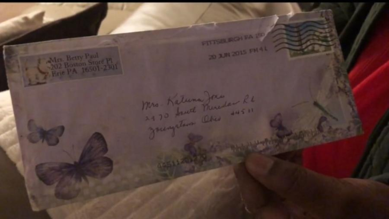 Nos Estados Unidos, mulher recebe carta da mãe que morreu em 2018