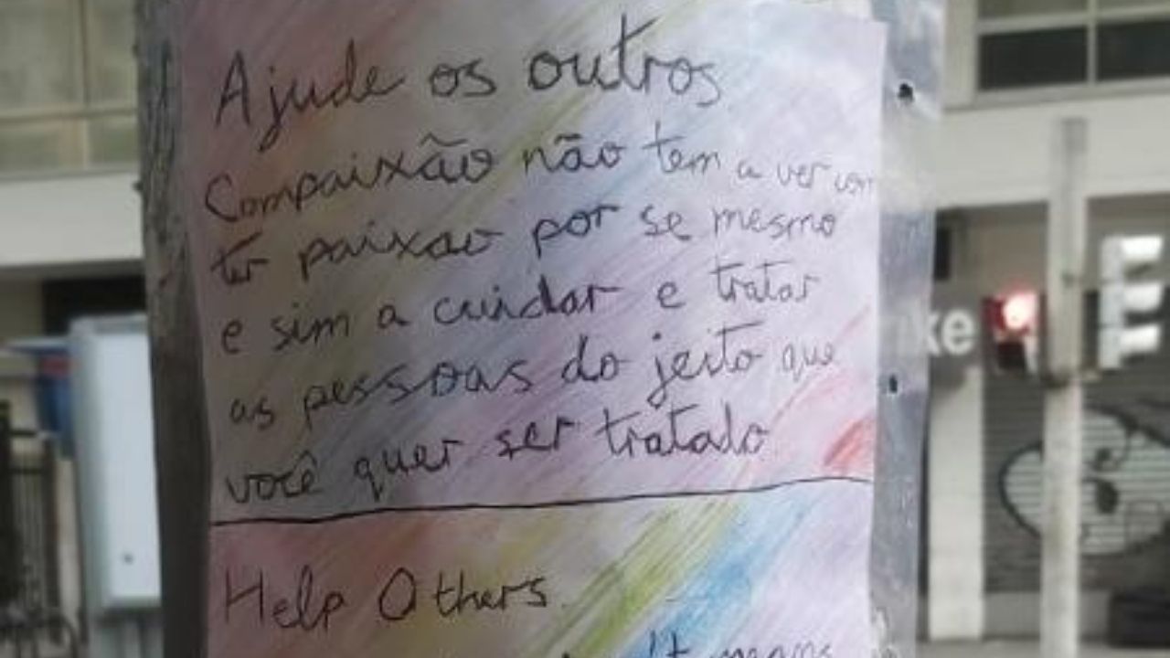 Por vontade própria, garota cola cartazes com frases positivas em ruas do Rio de Janeiro