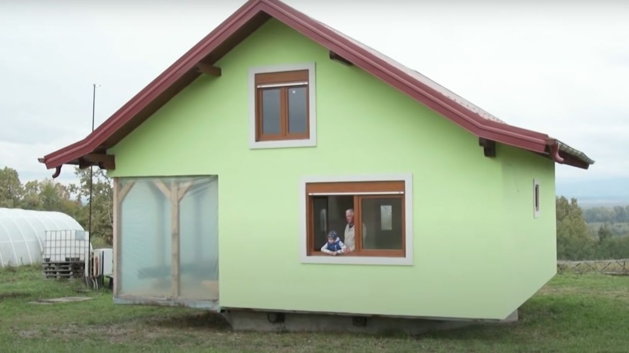Homem constrói casa giratória para sua esposa, na Bósnia