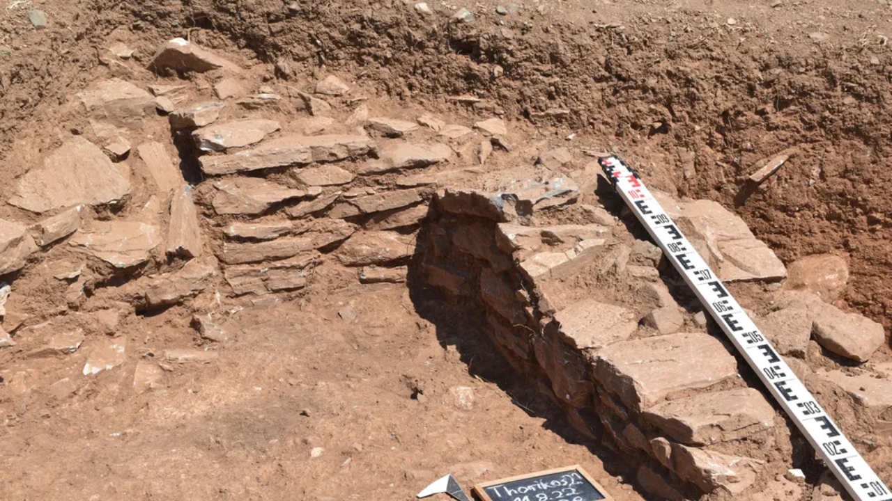 Casa de quase 3 mil anos é encontrada em área de mineração antiga na Grécia