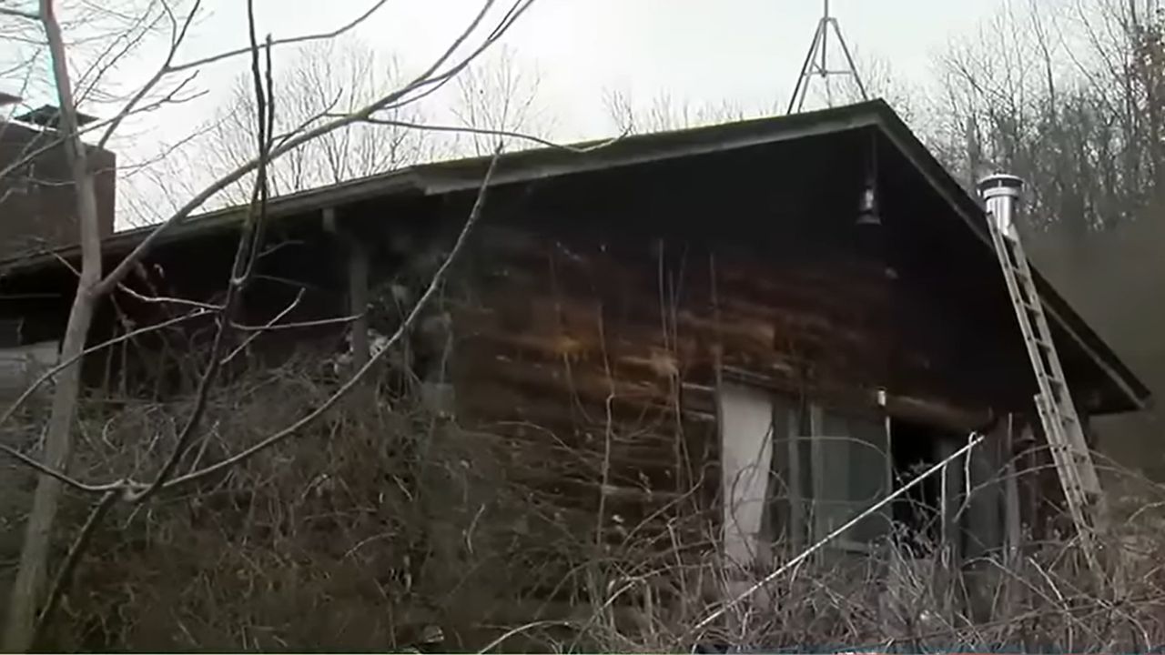 Corpos decompostos de mãe e filho são descobertos por vizinho nos EUA