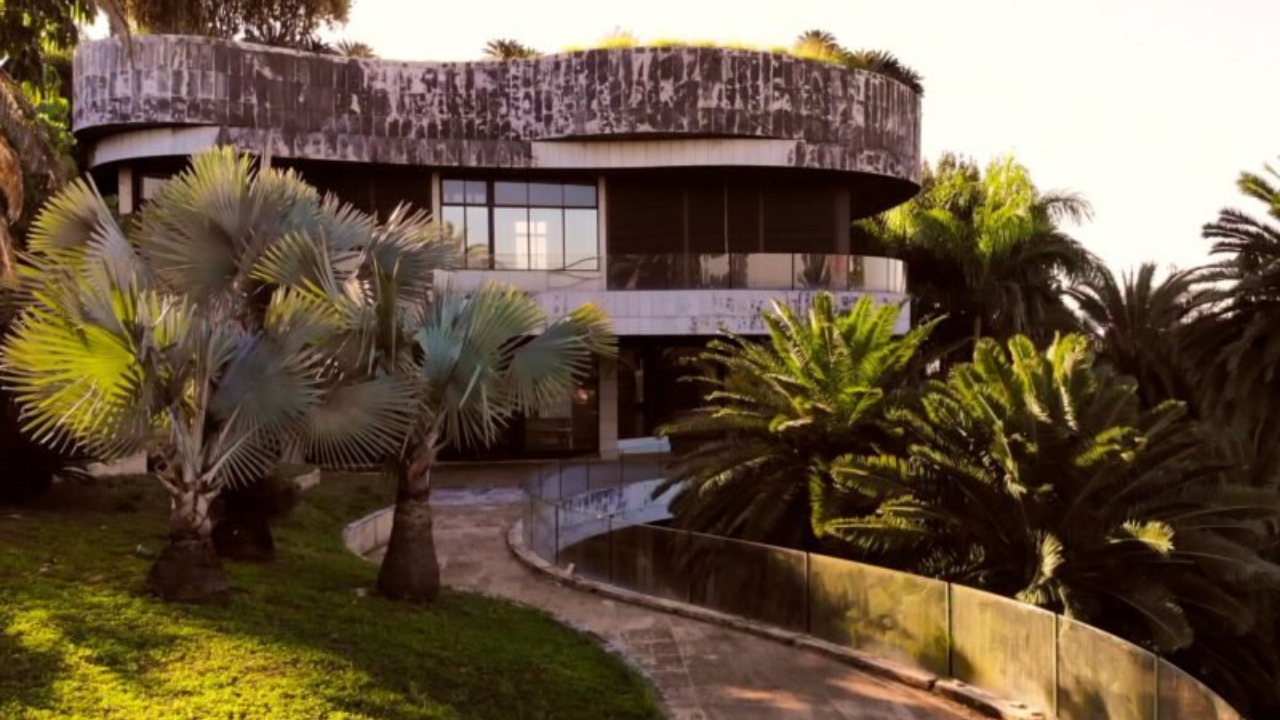 Esculturas de Oscar Niemeyer e projeto de Ruy Ohtake: Mansão é colocada à venda por R$70 milhões