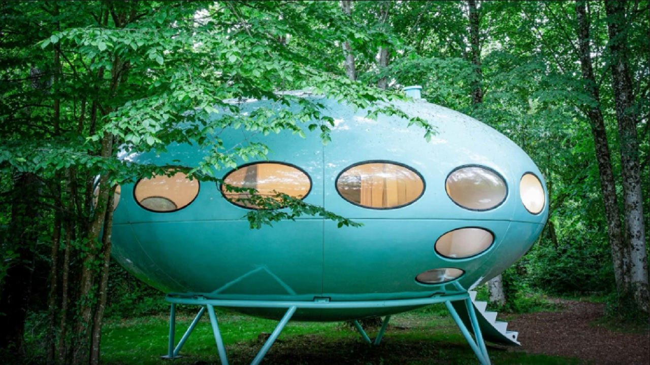 Acampamento inglês oferece hospedagem em nave espacial dos anos 60