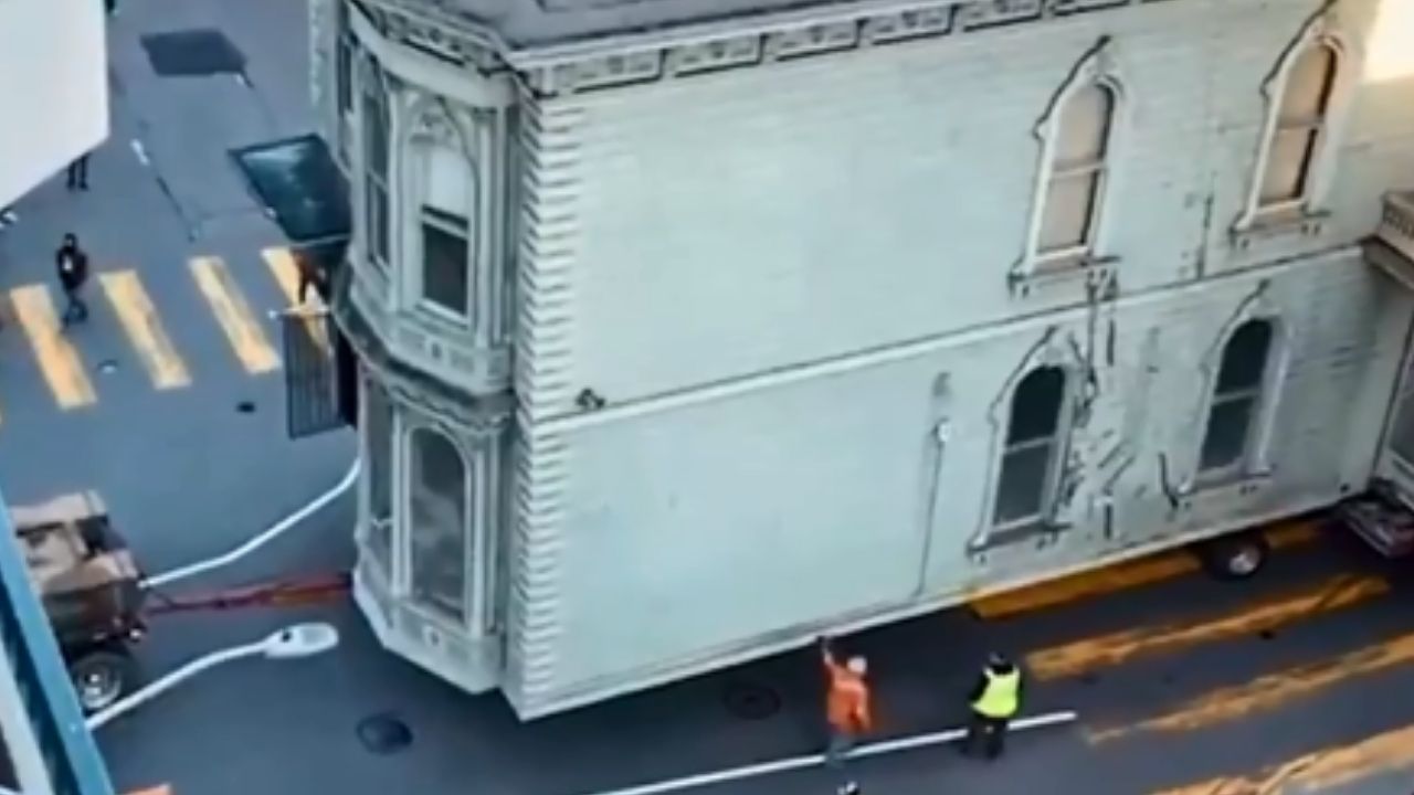 Nos EUA, casa de 139 anos é inteiramente transportada para novo endereço