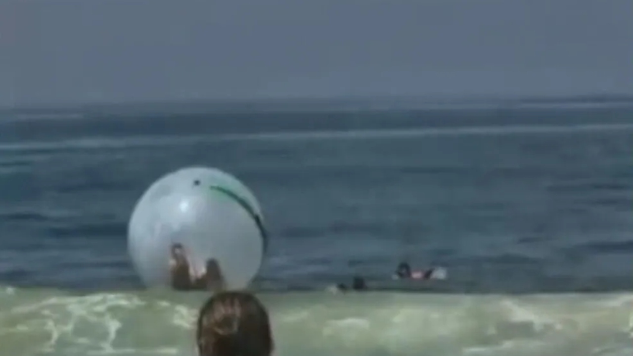 Bolha inflável: casal é salvo pelos bombeiros flutuando dentro do equipamento em mar carioca