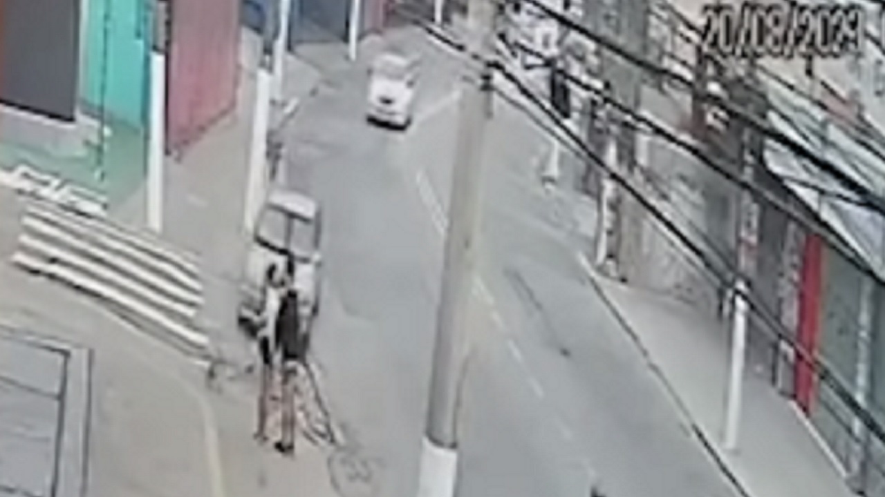 Homem morre em atropelamento enquanto beijava sua companheira
