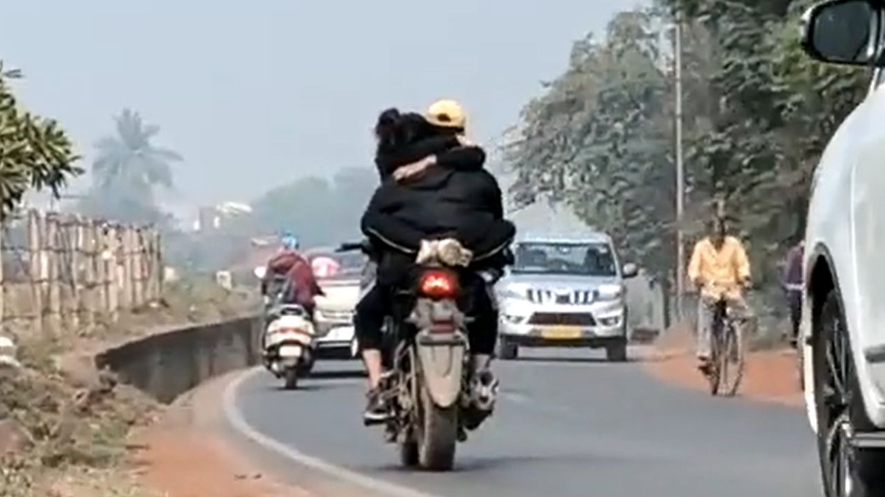 ‘Atividade indecente’: Casal é preso na Índia após pilotar moto abraçado