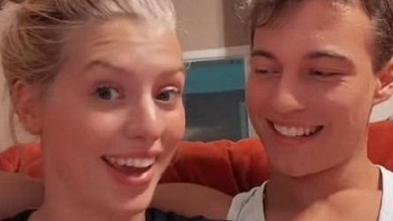 Após dois anos de namoro, casal revela que nunca se beijou
