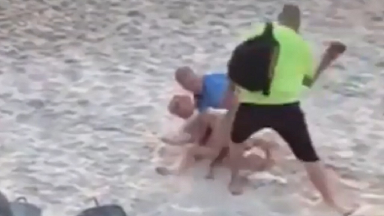 Homem expulsa a chineladas casal que fazia sexo em praia lotada