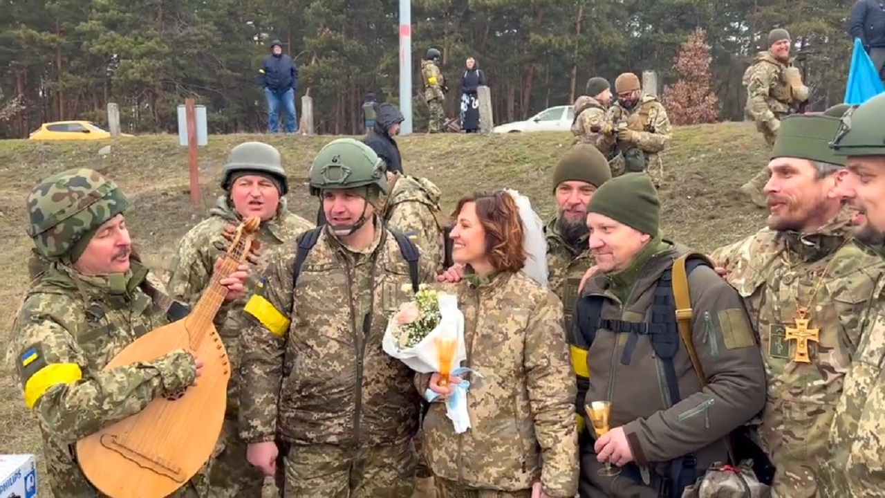 Em meio à invasão russa, combatentes ucranianos se casam
