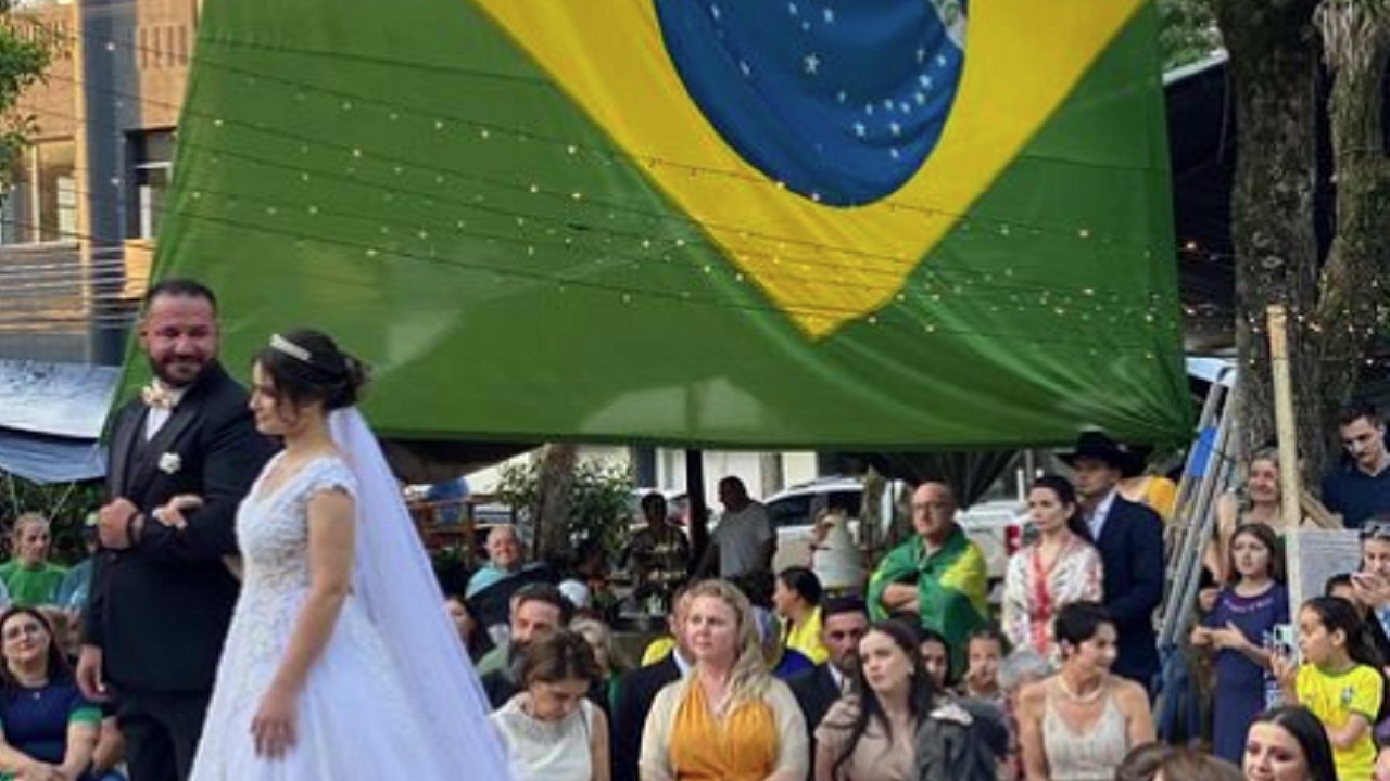 Casal bolsonarista se casa em frente a quartel durante ato golpista