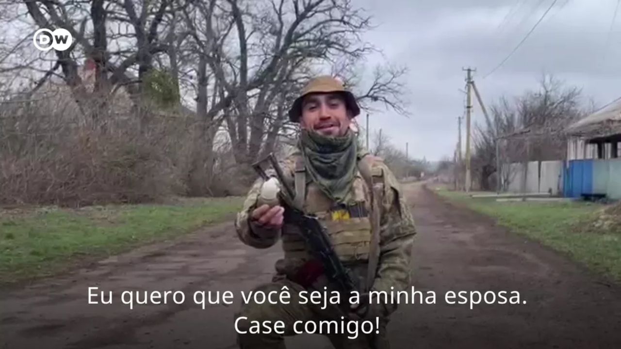 Na linha de frente, soldado ucraniano pede namorada em casamento com anel de granada