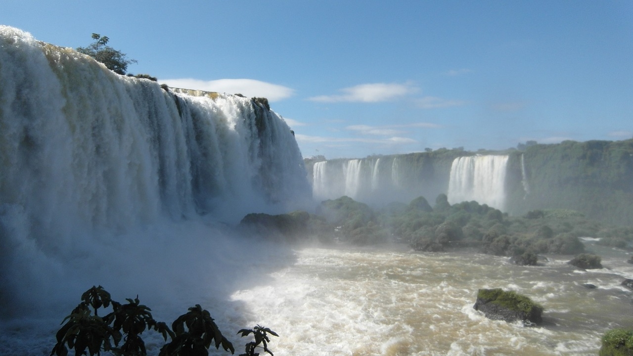 No Paraná, mais de R$ 2 mil em moedas são retirados das águas das Cataratas do Iguaçu
