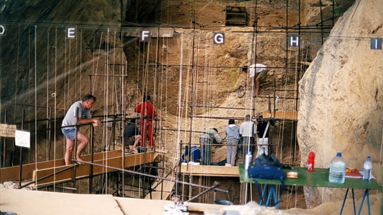 Raro osso humano de 450 mil anos é identificado em caverna na França