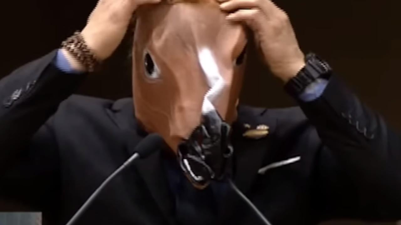 Vereador usa máscara de burro após Câmara aprovar homenagem para Olavo de Carvalho