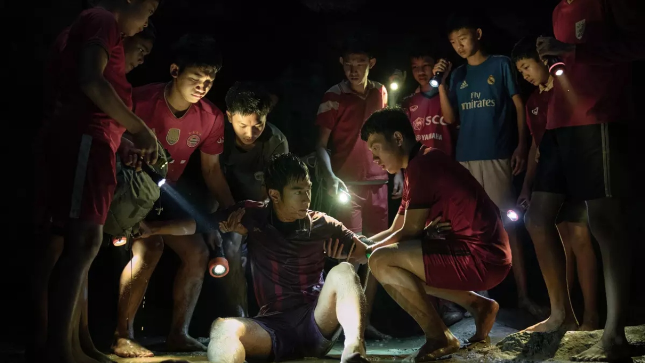 Série da Netflix reproduz história real de 12 garotos e treinador presos em caverna