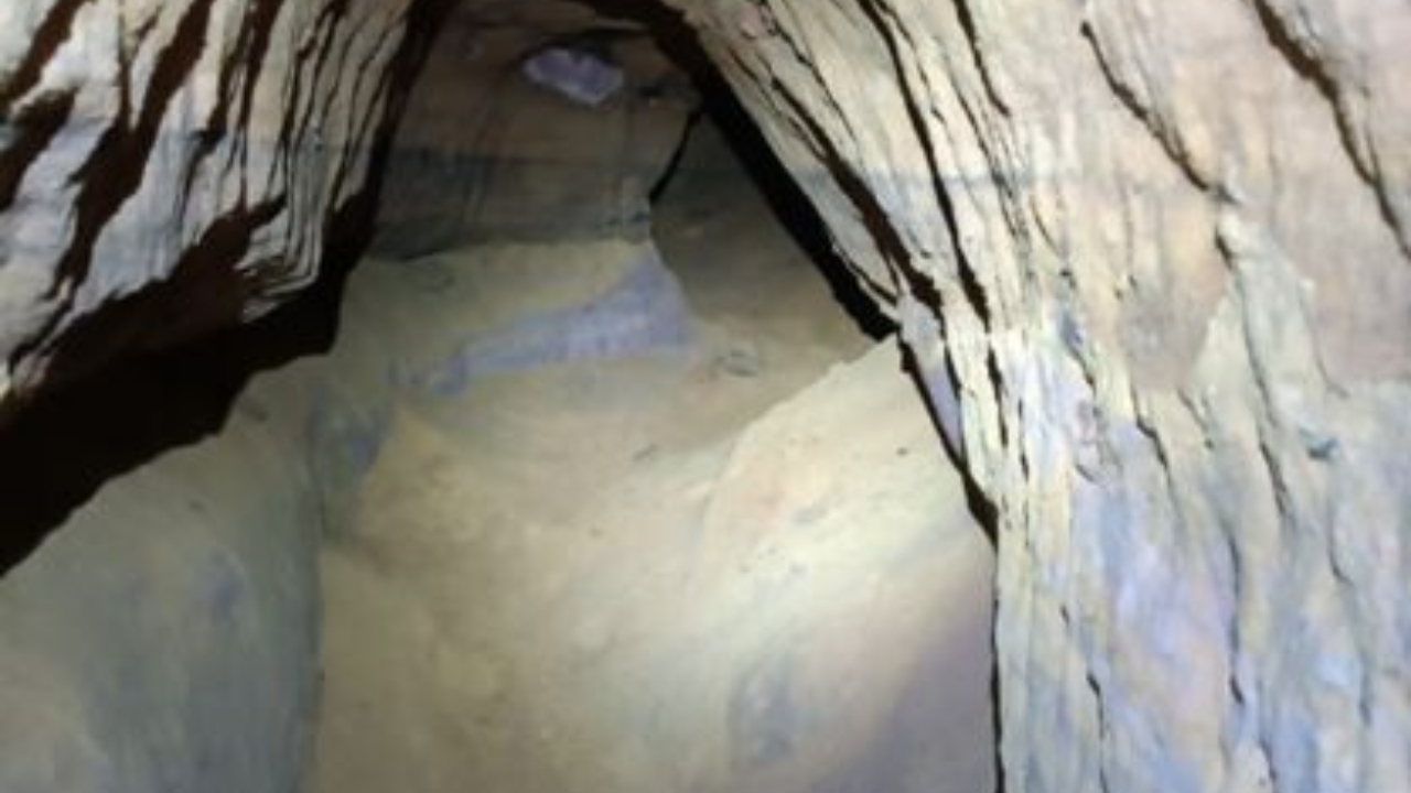 Biólogo descobre compartimentos secretos da época da ditadura em caverna