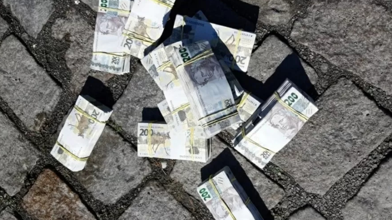 Polícia detém homem com mais de R$ 500 mil em notas falsas de 200 reais