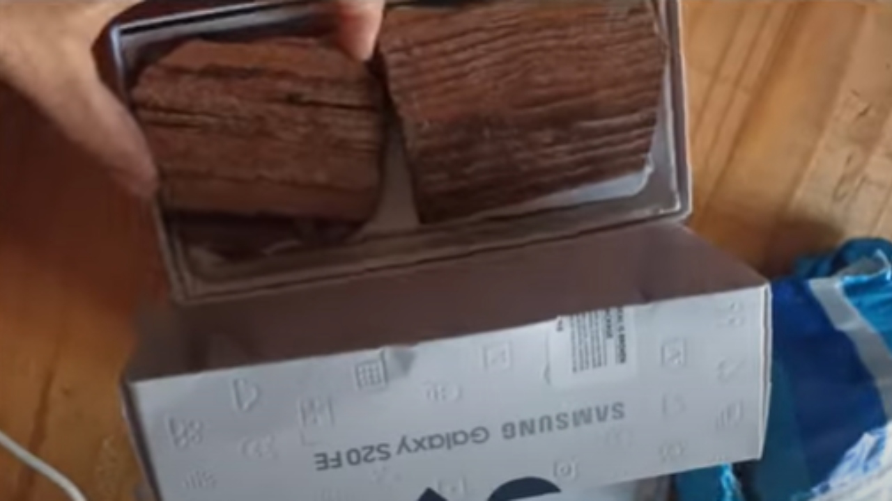 Ao comprar celular pela internet, mulher recebe pedaço de piso em Goiás