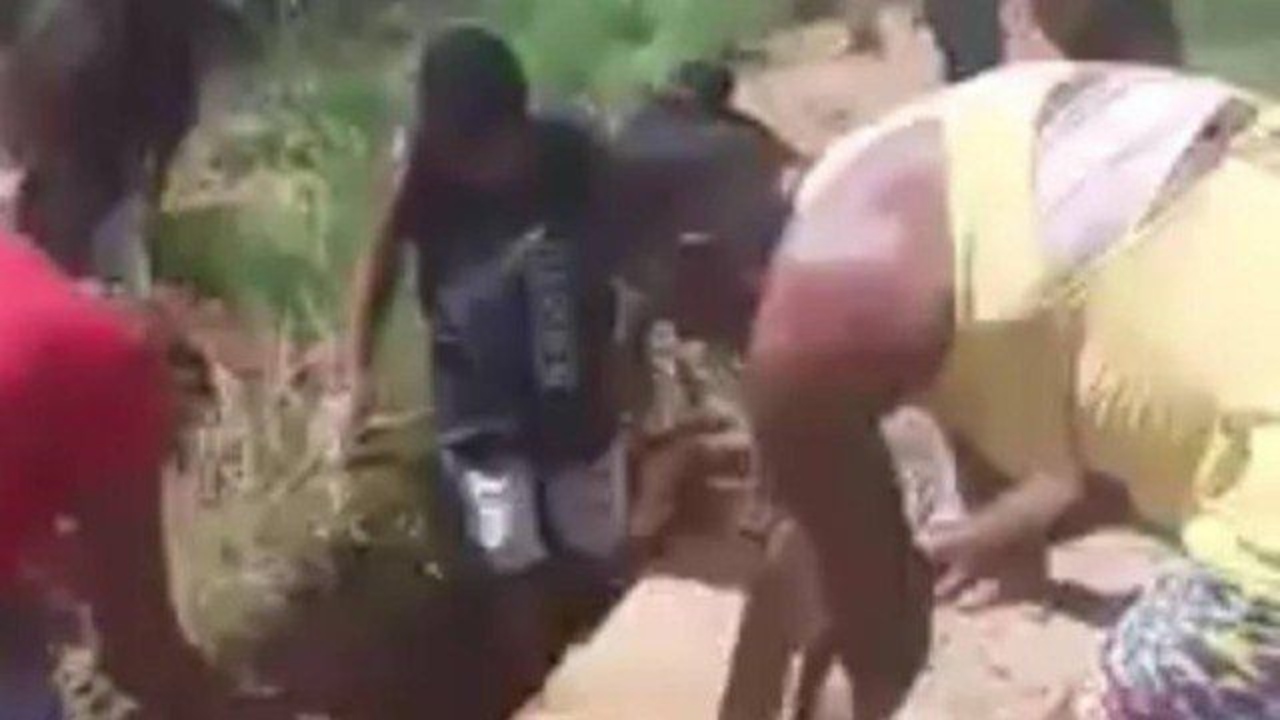 Sem coveiros em cemitério, irmãos cavam a cova da própria mãe